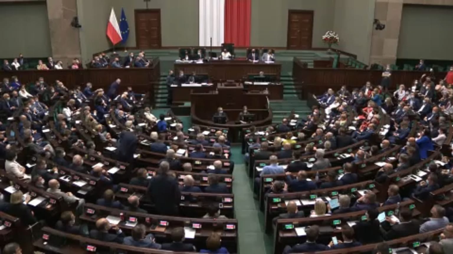 Lengyel alsóházi szavazás a médiatörvényről való döntés elhalasztásáról