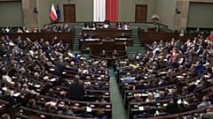 Lengyel alsóházi szavazás a médiatörvényről való döntés elhalasztásáról