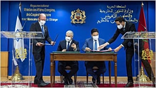 وزير الخارجية المغربي ناصر بوريطة ونظيره الإسرائيلي مائير لبيد يوقعان في الرباط اتفاقات لاستحداث آلية تشاور سياسي  وأخرى للتعاون في مجالات الثقافة والرياضة والخدمات الجوية