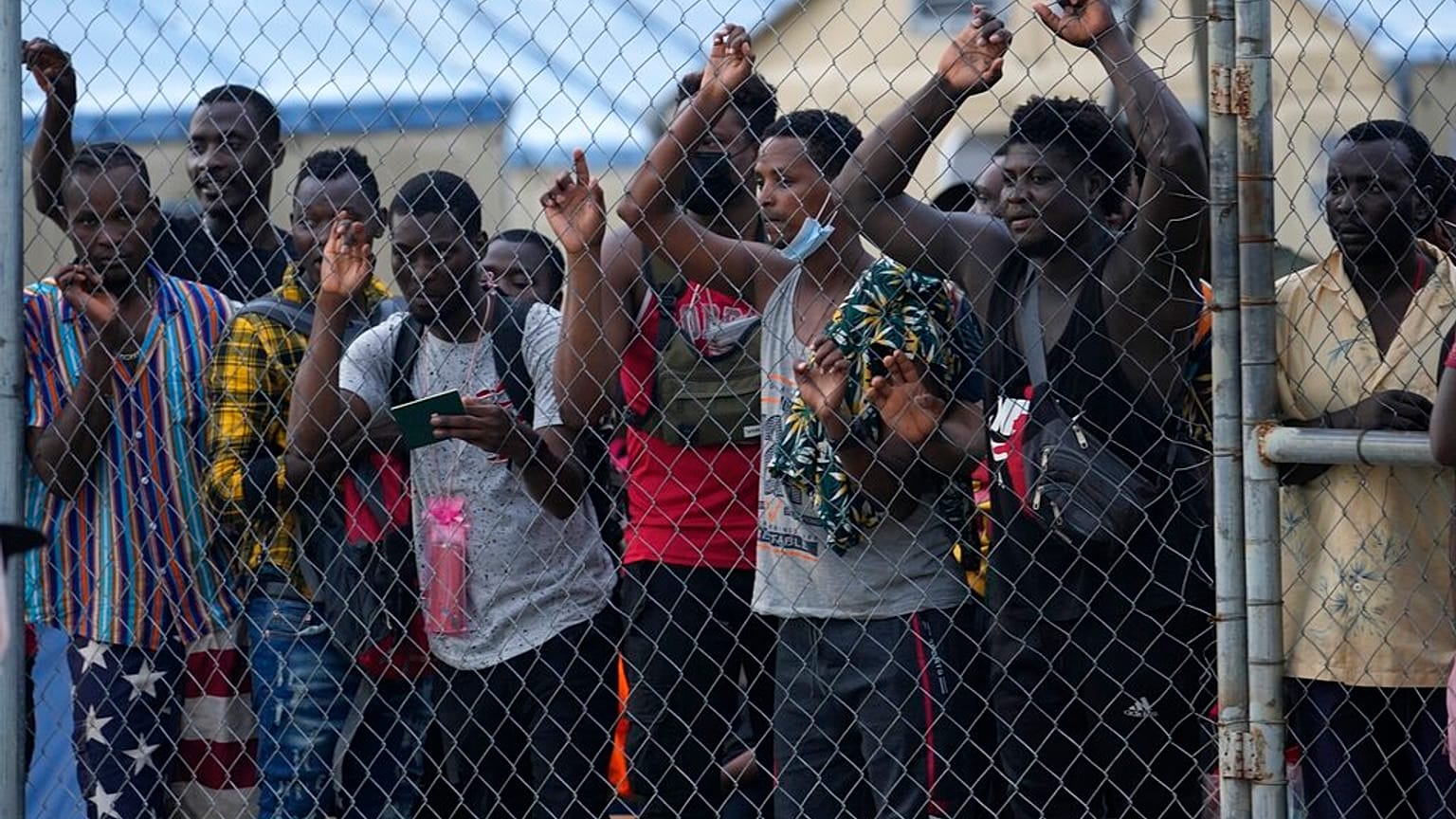 Migrantes esperando poder seguir su periplo