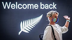 Passagierin nach dem Flug von Neuseeland nach Australien. Diese Reisemöglichkeit gibt es im Moment nicht mehr