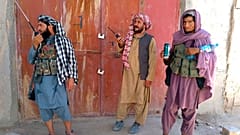 مقاتلو حركة طالبان الأفغانية عند نقطة تفتيش داخل مدينة فراه، عاصمة إقليم فرح في جنوب غرب أفغانستان.