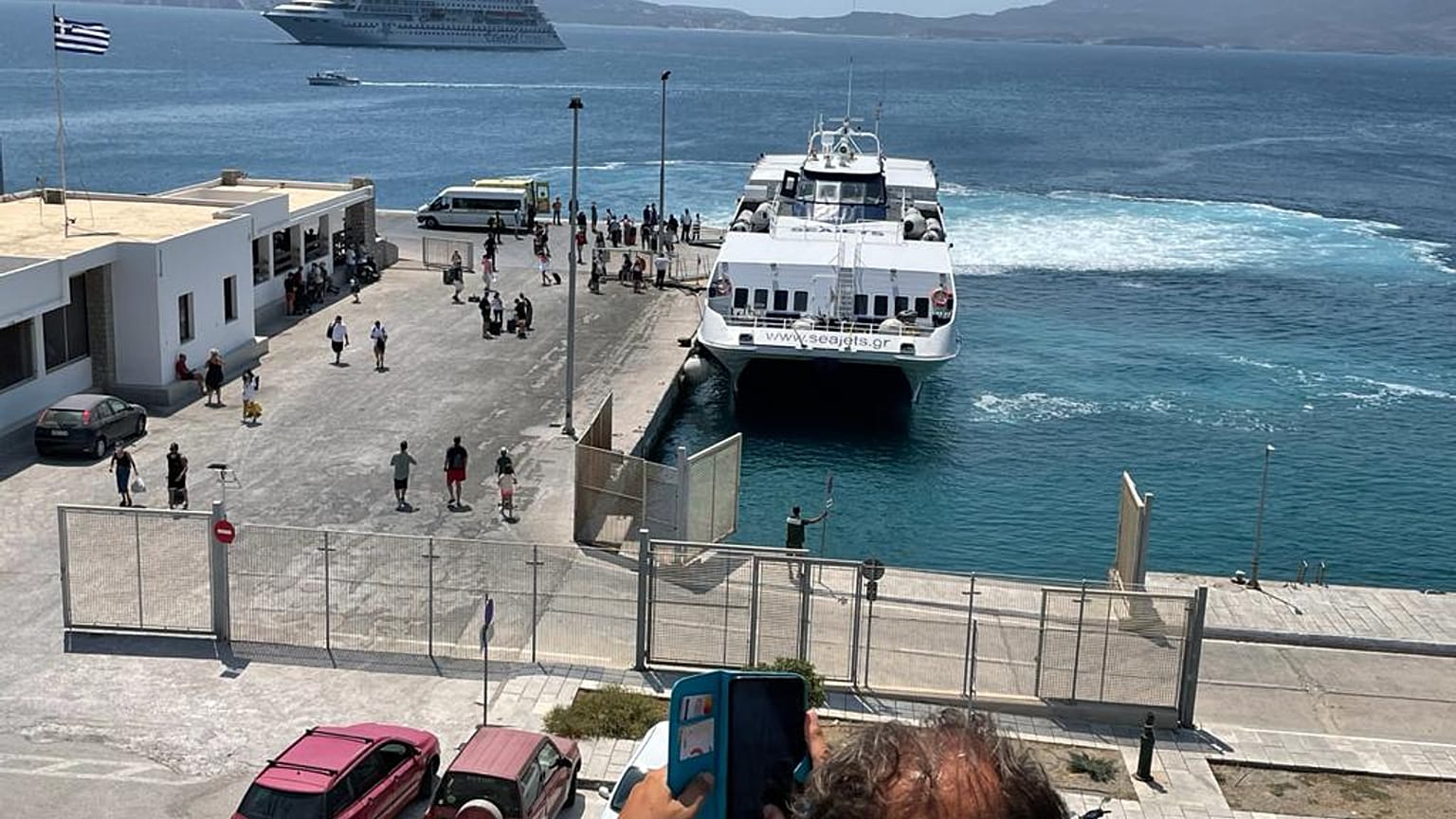 Άφιξη των ναυαγών στο λιμάνι του Αδάμαντα στη Μήλο