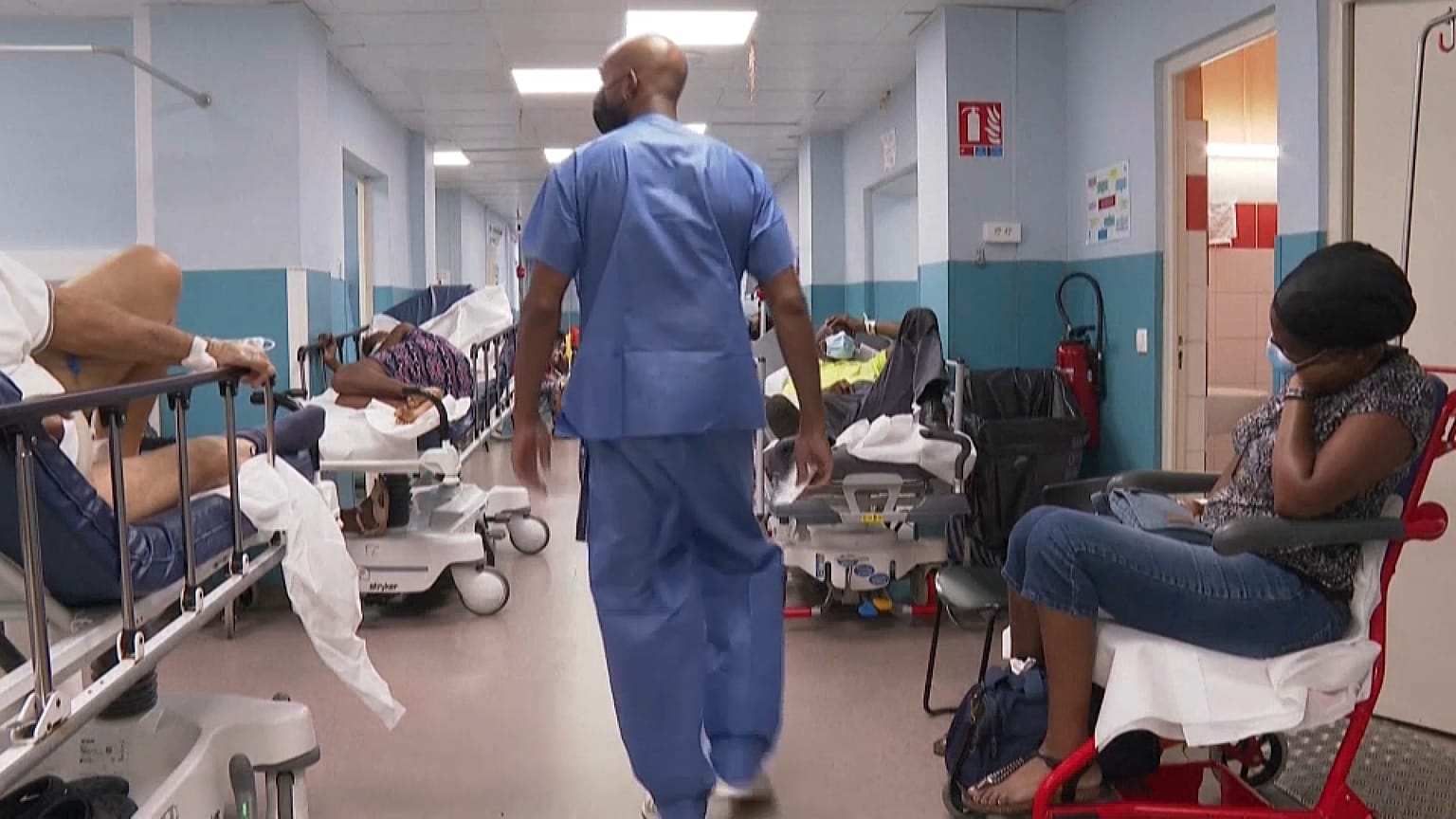 Eine überfüllte Klinik auf Guadeloupe