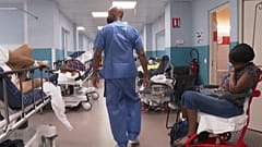 Eine überfüllte Klinik auf Guadeloupe