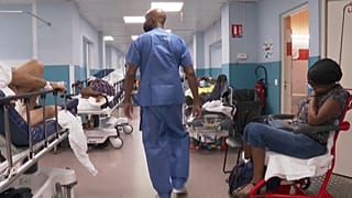Eine überfüllte Klinik auf Guadeloupe