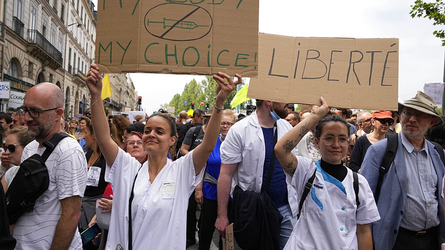 Enfermeras sostienen pancartas mientras marchan durante una protesta contra el pase sanitario en París, el sábado 17 de julio de 2021. 