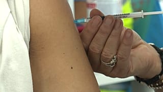 Una persona recibiendo la vacuna contra la covid