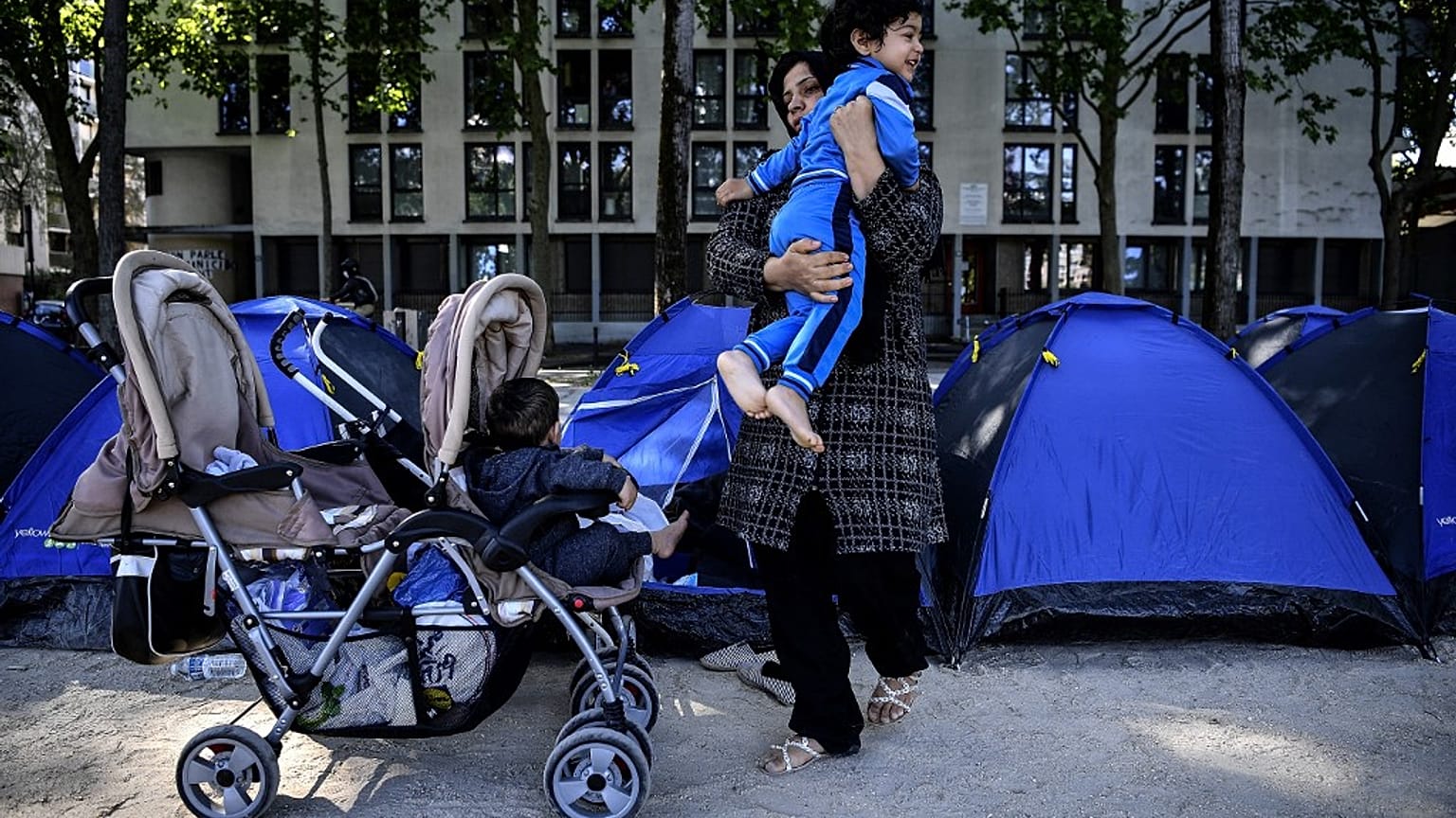 Archive : Une réfugiée afghane et son enfant, à Paris (France), le 27/05/2020