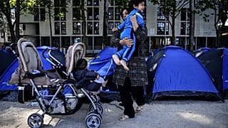 Archive : Une réfugiée afghane et son enfant, à Paris (France), le 27/05/2020