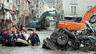 Kastamonu'nun Bozkurt ilçesinde etkili olan selin ardından arama kurtarma faaliyetleri sürüyor.