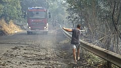 11 agosto 2021: un volontario aiuta a controllare gli incendi in Calabria, nel Cosentino, poiché molti incendi continuano a colpire il meridione