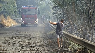 11 agosto 2021: un volontario aiuta a controllare gli incendi in Calabria, nel Cosentino, poiché molti incendi continuano a colpire il meridione