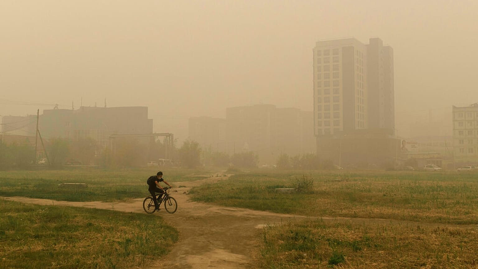 Fumo cobre cidade de Yakutsk, na Rússia