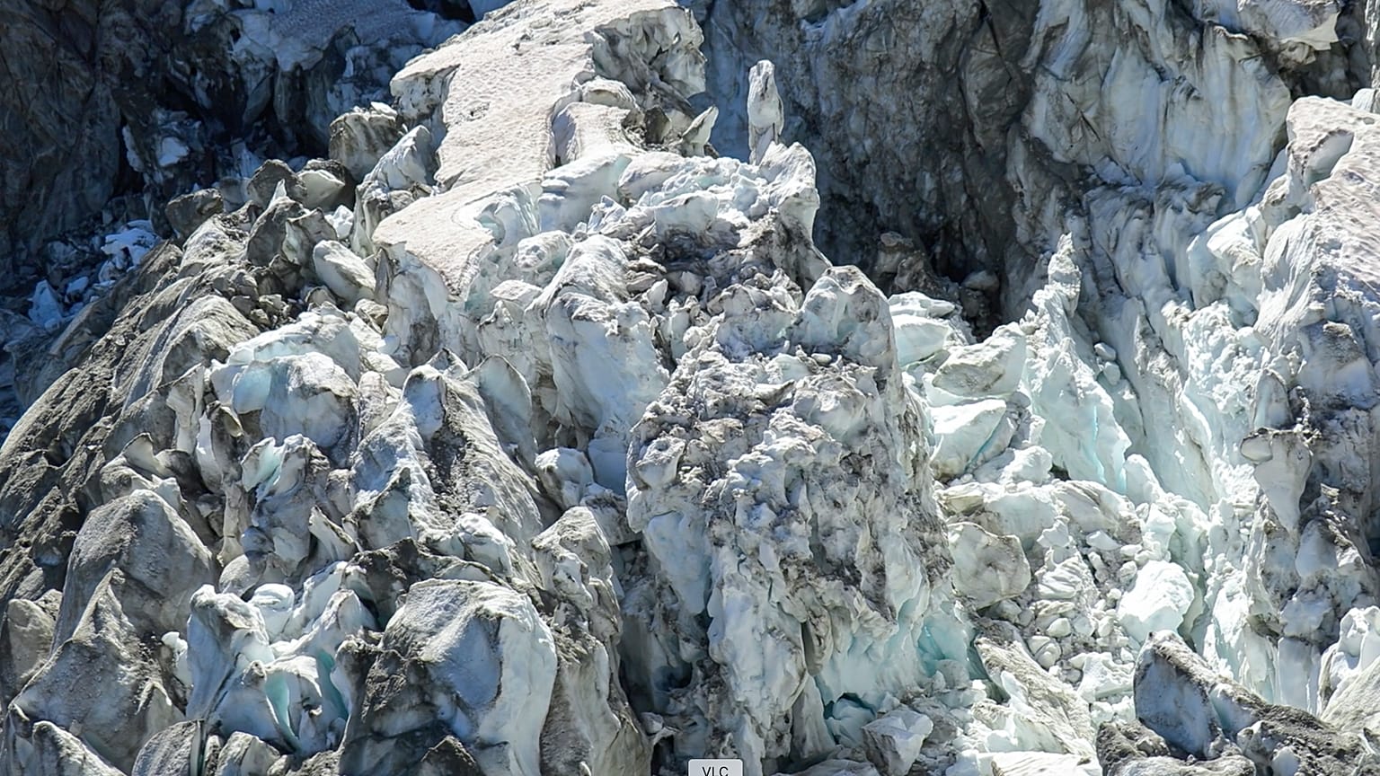 ARCHIVO - Vista aérea de parte del glaciar Planpincieux, que se encuentra bajo un macizo del Mont Blanc, situado en los Alpes, el viernes 7 de agosto de 2020.