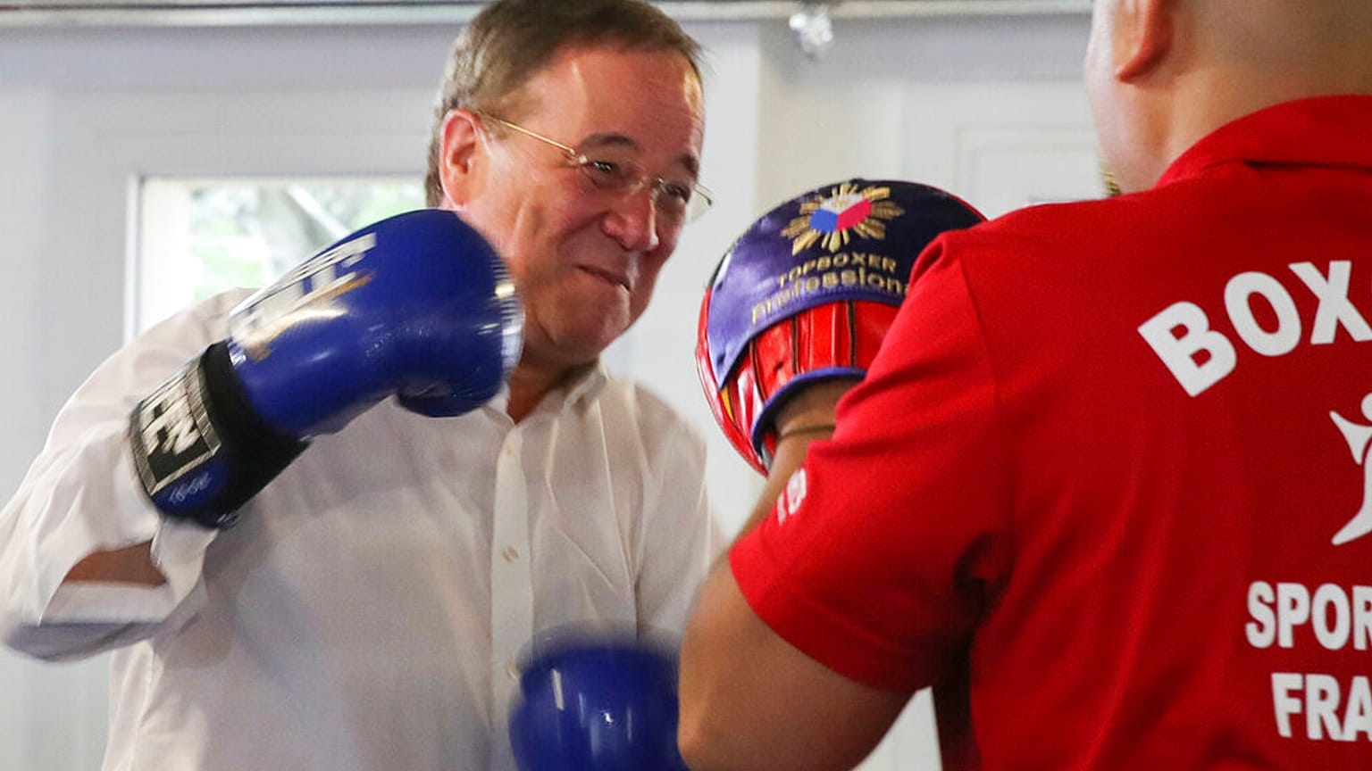 Armin Laschet beim Boxen in Frankfurt