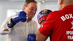 Armin Laschet beim Boxen in Frankfurt