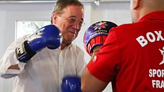 Armin Laschet beim Boxen in Frankfurt