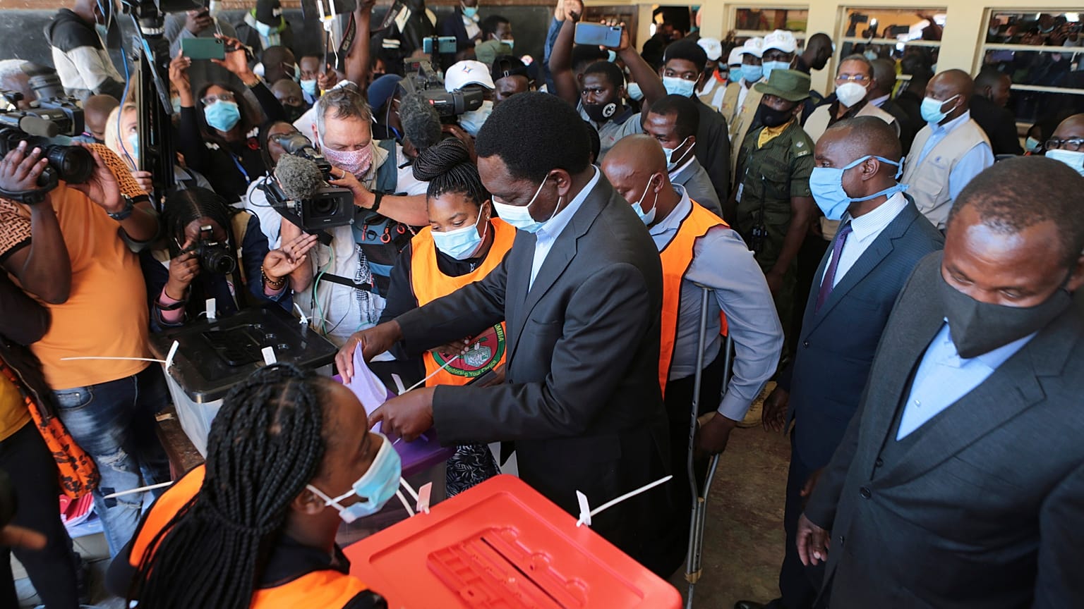 Il candidato presidente Haikainde Hichilema vota a Lusaka in Zambia
