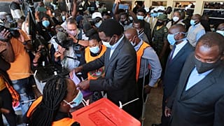 Il candidato presidente Haikainde Hichilema vota a Lusaka in Zambia