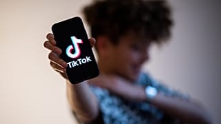 مستخدم مراهق لشبكة التواصل الاجتماعي الصينية تيك توك.
