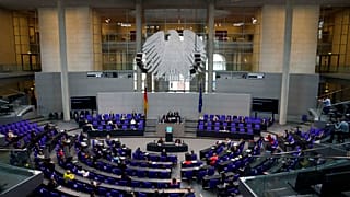 Die deutsche Bundeskanzlerin Angela Merkel bei einer Rede vor dem Bundestag, 24.06.2021
