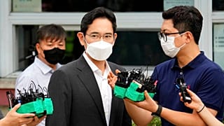 Samsung Electronics Vice Chairman Lee Jae-yong walks outside of a detention center
