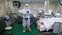 Napi 800 felett a koronavírus miatti halálos áldozatok száma Oroszországban