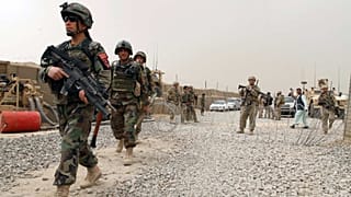 جنود أفغان وأمريكيين خارج قاعدة عسكرية في بانجواي بإقليم قندهار جنوب كابول، أفغانستان، 11 مارس / آذار 2012