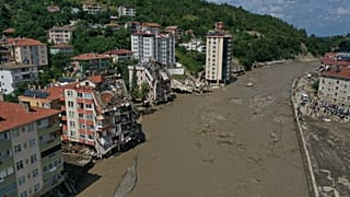 Kastamonu'nun Bozkurt ilçesinde sel nedeniyle yıkılan apartmanda arama kurtarma çalışmaları devam ediyor