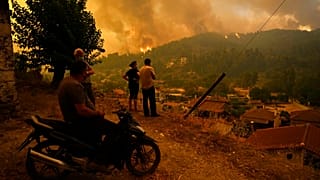 Helyiek nézik a tüzet Évia szigetén Athéntól mintegy 185 kilométerre 