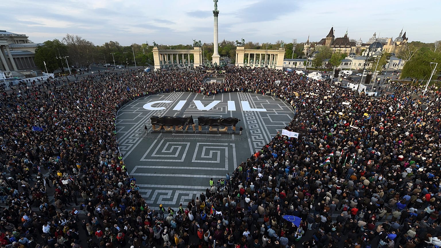 Tüntetés a civil szervezetek mellett a budapesti Hősök terén 2017. április 12-én