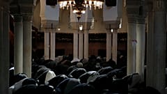 گروهی از مسلمانان در حال خواندن نماز پیش از افطار در ماه رمضان