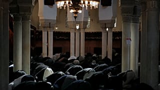 گروهی از مسلمانان در حال خواندن نماز پیش از افطار در ماه رمضان