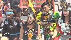 Un grupo de indígenas mexicanos realizan rituales para honrar los 500 años de resistencia de los mexicas. 
