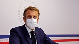 يترأس الرئيس الفرنسي إيمانويل ماكرون مجلس الدفاع الصحي في مقر الإقامة الصيفي الرئاسي بفورت دي بريغانكون في بورم ليس ميموزا، 11 أغسطس 2021