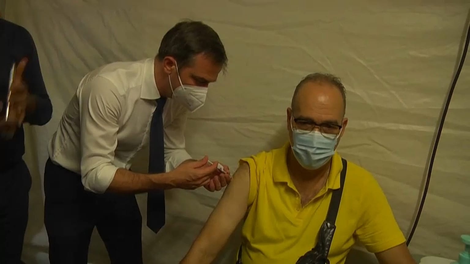 Olivier Véran injecte une dose pour inciter la population à se faire vacciner 
