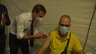 Olivier Véran injecte une dose pour inciter la population à se faire vacciner