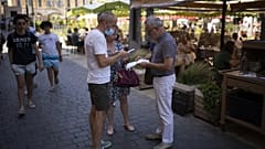  un ristoratore scansiona un pass sanitario a Marsiglia, nel sud della Francia, lunedì 9 agosto 2021