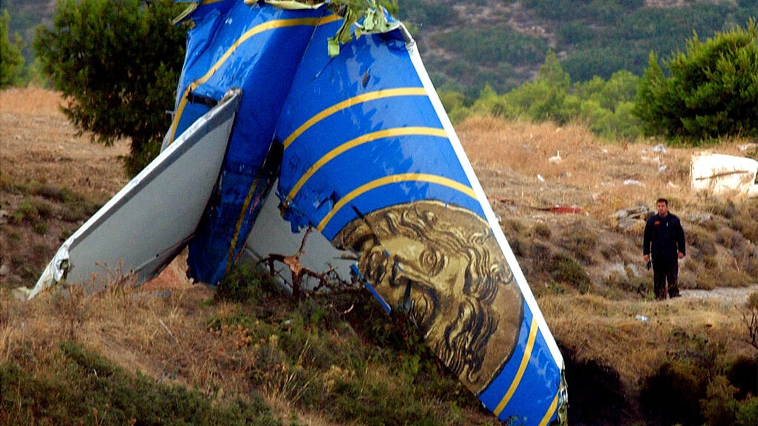 Η ουρά του αεροπλάνου της εταιρείας Helios που κατέπεσε στο Γραμματικό τον Αύγουστο του 2005