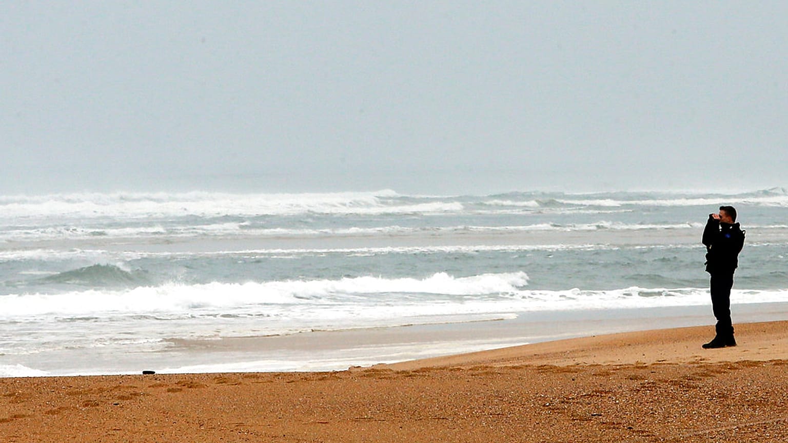Beamter der Gendarmerie am einsamen Strand in Hossegor, Südwestfrankreich, 31.01.2018