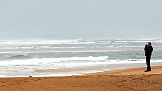 Beamter der Gendarmerie am einsamen Strand in Hossegor, Südwestfrankreich, 31.01.2018