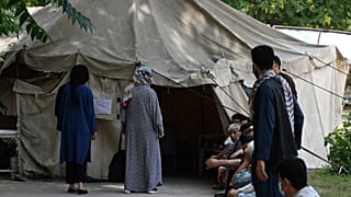 A fővárosban még lehet vakcinát kapni: oltásra várók Kabulban. Afganisztánban eddig a lakosság két százaléka kapott legalább egy adag oltást