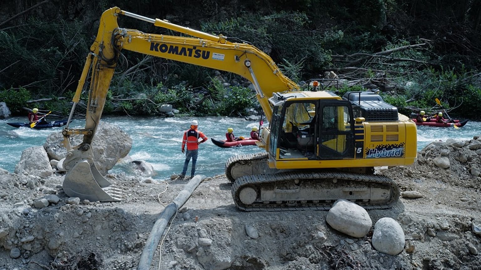 Pelleteuse en action sur le bord du torrent à Breil-sur-Roya (Sud de la France), le 12/08/2021
