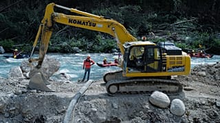 Pelleteuse en action sur le bord du torrent à Breil-sur-Roya (Sud de la France), le 12/08/2021