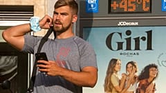 رجل يمرّ بجانب ميزان حرارة يُظهر 45 درجة مئوية خلال موجة حر تضرب مدريد، إسبانيا