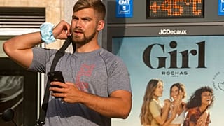 رجل يمرّ بجانب ميزان حرارة يُظهر 45 درجة مئوية خلال موجة حر تضرب مدريد، إسبانيا