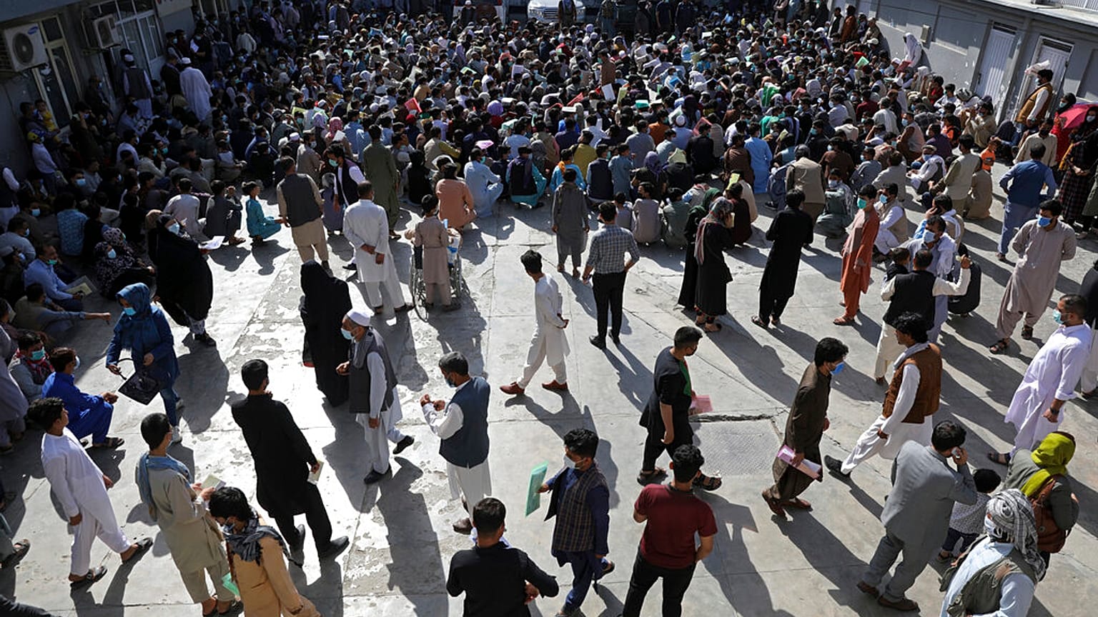 أفغان ينتظرون داخل مكتب الجوازات في كابول، أفغانستان، الأربعاء 30 يونيو 2021.