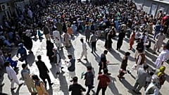 أفغان ينتظرون داخل مكتب الجوازات في كابول، أفغانستان، الأربعاء 30 يونيو 2021.