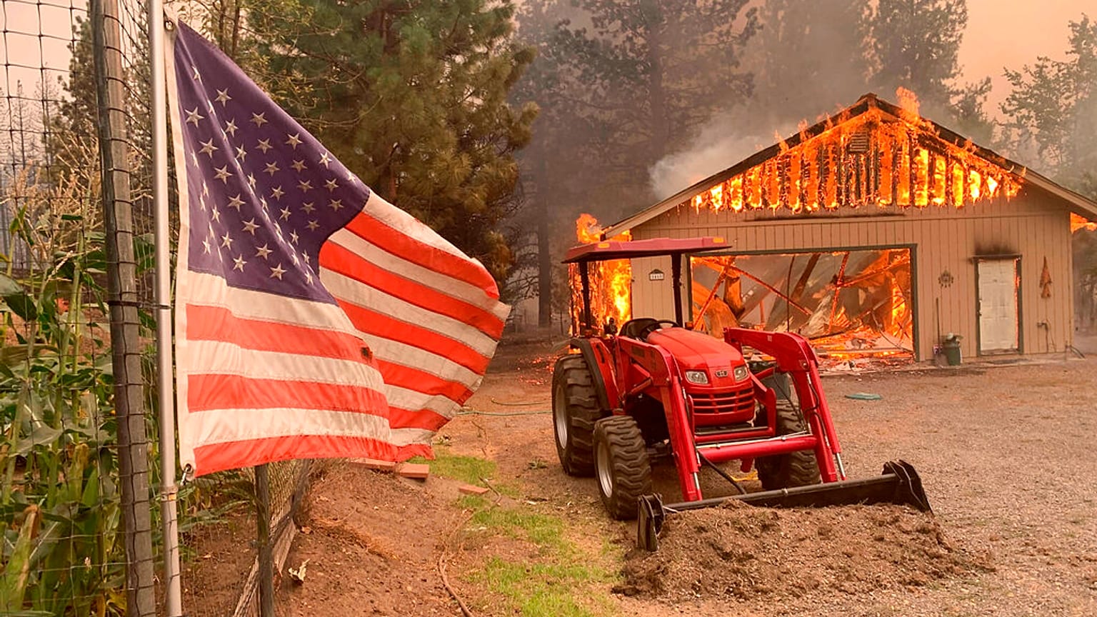 Una casa in fiamme a Taylorsville, nella California del Nord. 